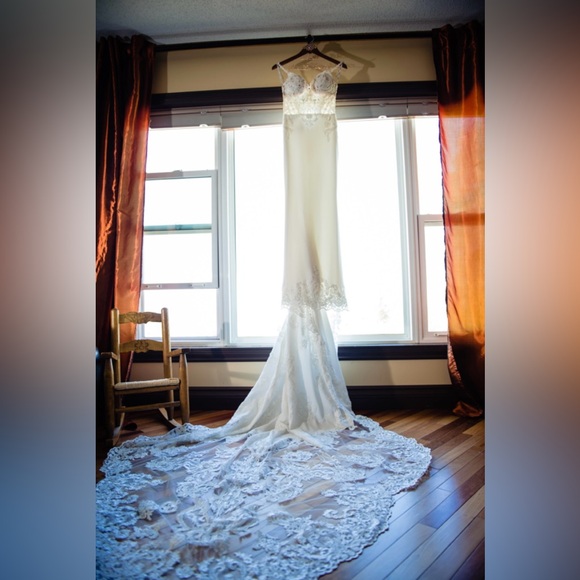 Enzoani : Mckinley : Ivory/Nude : Wedding Dress : Mermaid,train : V-Neck straps - Picture 10 of 16